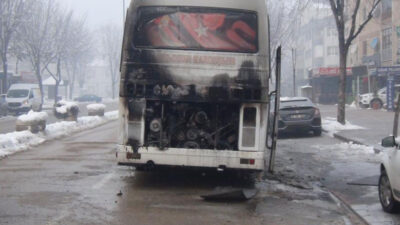 Bursa’da işçileri almaya giden servis yandı