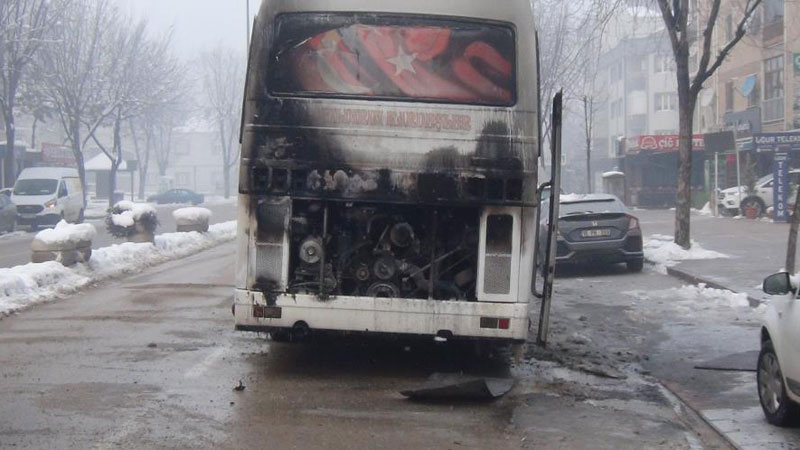 Bursa’da işçileri almaya giden servis yandı Bursa’da işçileri almaya giden servis yandı