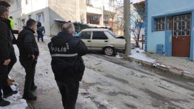 Bursa’da çalıntı araçla polisten kaçarken kaza yaptılar