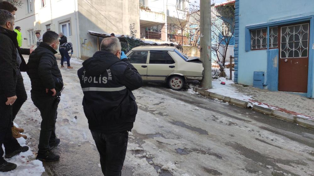 Bursa’da çalıntı araçla polisten kaçarken kaza yaptılar Bursa’da çalıntı araçla polisten kaçarken kaza yaptılar