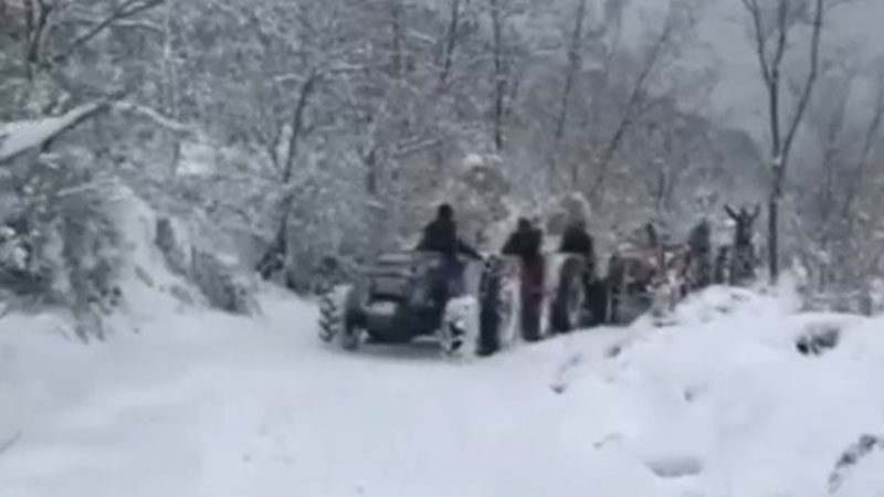 Bursa’nın Kestel ilçesinde etkili olan kar yağışının ardından traktörleriyle drift