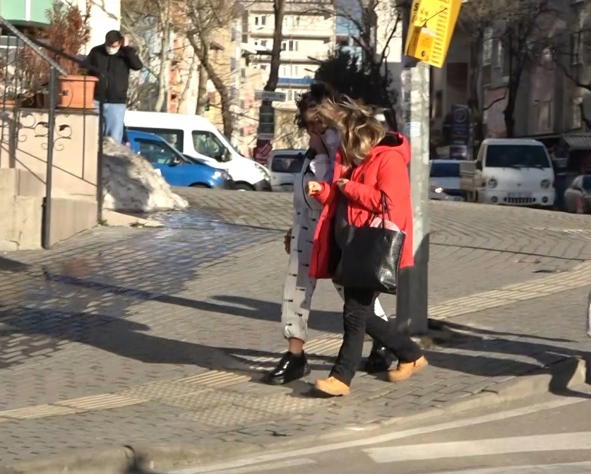 Bursa’da şiddetli lodos vatandaşlara zor anlar yaşattı