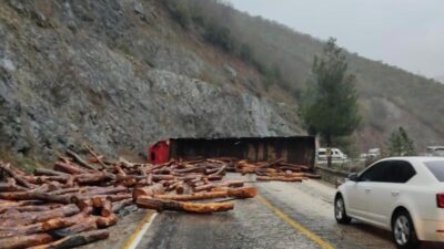 Bursa’da TIR devrildi! İlçe yolu ulaşıma kapandı
