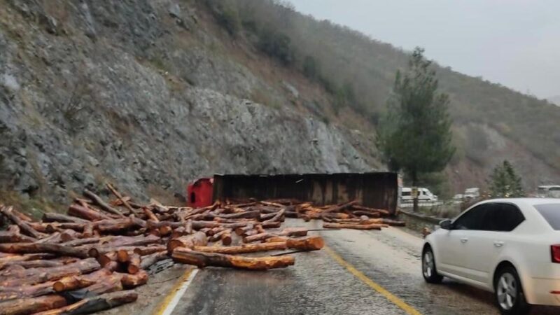 Bursa’da TIR devrildi! İlçe yolu ulaşıma kapandı Bursa'da tomruk yüklü TIR devrildi. Tonlarca tomruk yola saçılırken, ilçe