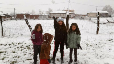 Bursa’ya kar yağışı başladı! Çocuklar keyfini çıkardı