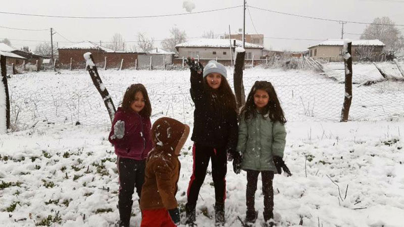 Bursa’ya kar yağışı başladı! Çocuklar keyfini çıkardı Bursa’da beklenen kar yağışı yağmaya başladı karı gören çocuklar keyfini