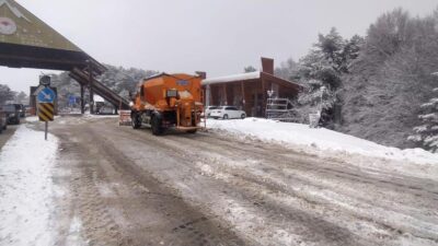 Uludağ eteklerinde kar yağışı