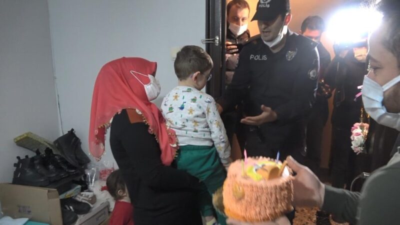 Bursa'da polis, 5 yaşına giren serebral palsi hastası çocuğa sürpriz