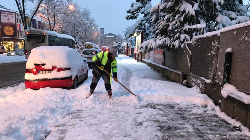 Kaldırımlar kar ve buzdan temizleniyor