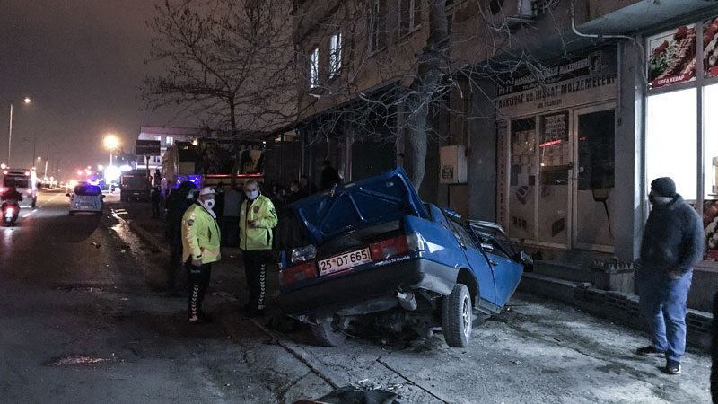 Bursa'da aşırı hız nedeniyle kontrolden çıkan otomobilin önce kaldırıma, ardından