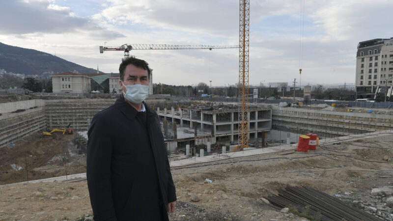 Osmangazi Belediyesi’nin vizyon projelerinden olan Osmangazi Meydanı, tüm hızıyla yükselmeye