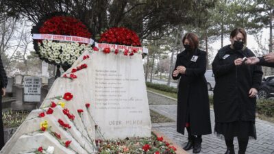 Gazeteci Uğur Mumcu suikastın 28. yılında kabri başında anıldı