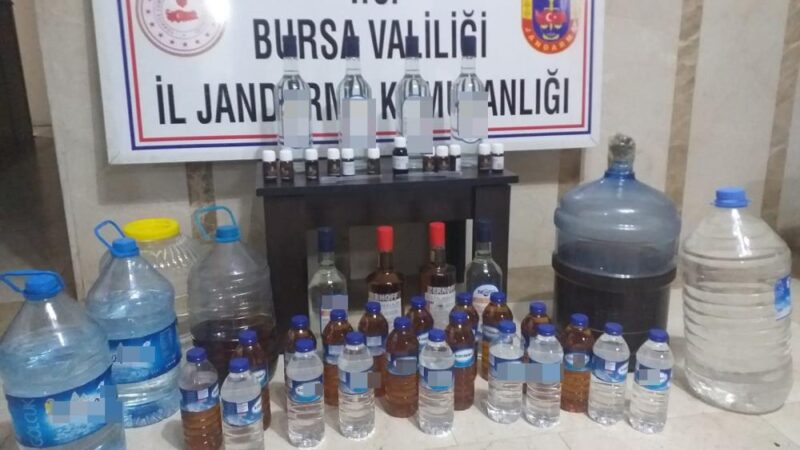 Bursa’da sahte içkiden bir ölüm bir tutuklama… Bursa'da sahte içki zehirlenmesi şüphesiyle hastaneye kaldırılan kişi hayatını kaybetti.