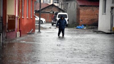 Cadde ve sokaklar göle döndü!