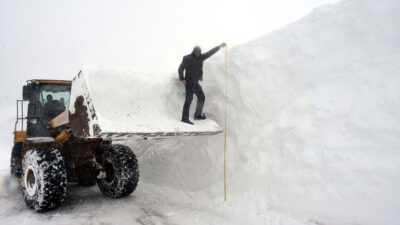 ‘Kar kaplanları’nın 5 metre karla mücadelesi