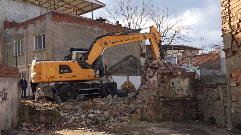 Osmangazi metruk binalardan temizleniyor