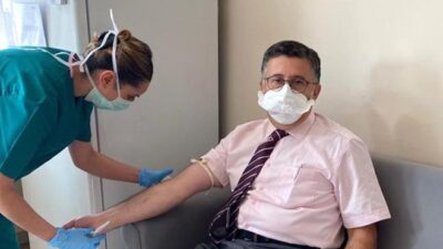 Plasebo grubundaki aşı gönüllüsü profesöre Alman aşısı yapıldı