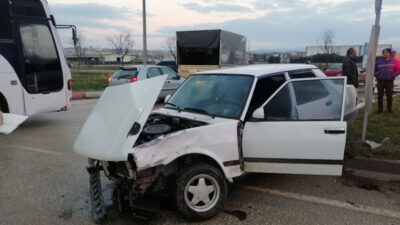 Bursa’da otomobiller çarpıştı: 2 yaralı
