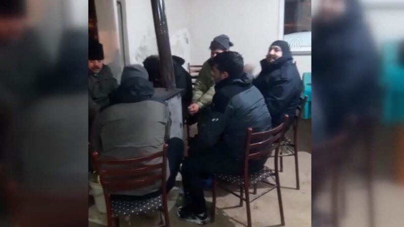Bursa’da hareketli dakikalar! 9 saat sonra kurtarıldılar Bursa'nın İznik ilçesinde kar yağışı nedeniyle araçlarının kara saplanması sonucu