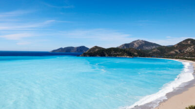 Şaşkına çeviren olay! Denizin rengi değişti