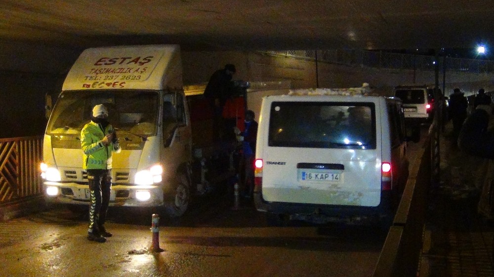 Yer: Bursa… Kamyonet altgeçide sıkıştı