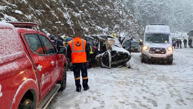 Yolcu otobüsüyle hafif ticari araç çarpıştı: 2 ölü, 5 yaralı