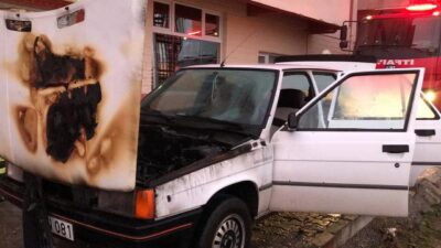 Aracın marşına bastı, motordan alevler yükseldi