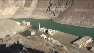 Baraj suları çekildi, köy ortaya çıktı