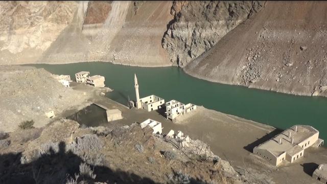 Baraj suları çekildi, köy ortaya çıktı