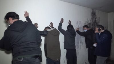 Bursa’da kısıtlamada uyuşturucu partisine polis baskını