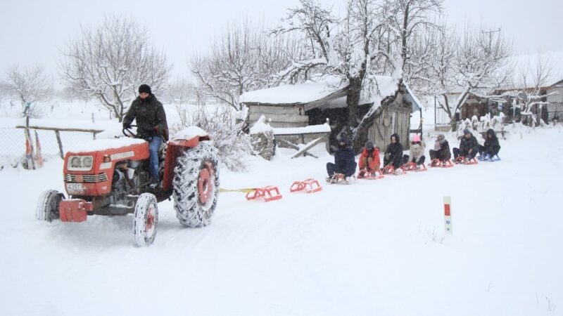 Uludağ yamaçlarında eğlenceli anlar Bursa'nın Uludağ yamaçlarında bulunan Gököz Göletine gelen vatandaşlar, traktör arkasına