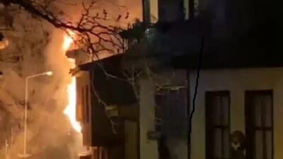 Bursa’da 2 katlı ahşap bina alev alev yandı