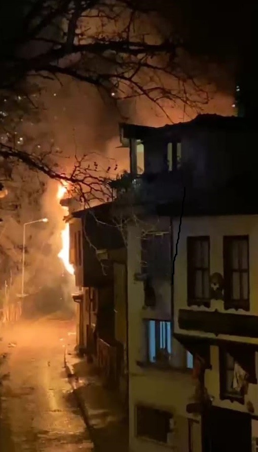 Bursa’da 2 katlı ahşap bina alev alev yandı