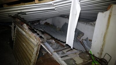 Bursa’da lodosun etkisiyle bir evin çatısı uçtu