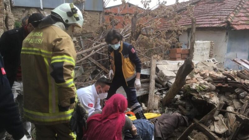 Bursa’da göçen evin altında kalan adamı itfaiye kurtardı Mustafakemalpaşa ilçesinde meydana gelen göçükte, bir kişi itfaiyenin yardımıyla enkaz