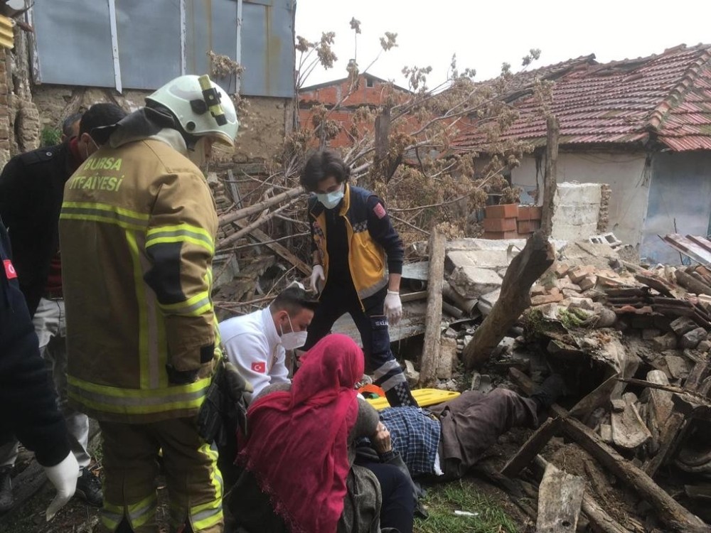 Bursa’da göçen evin altında kalan adamı itfaiye kurtardı