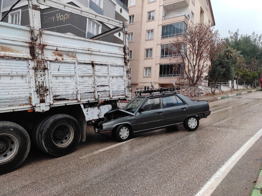 Bursa’da kayganlaşan yolda iki ayrı kaza