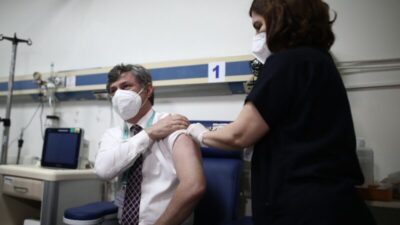 Bursa’da sağlık çalışanlarına aşılama çalışması başlatıldı! İlk aşı başhekime…