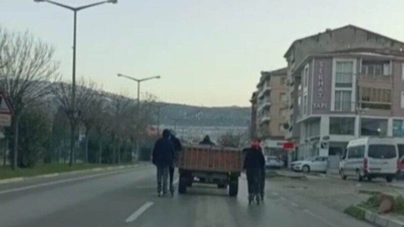 Bursa’da tehlikeli yolculuk kamerada Bursa’da bir grup patenli genç trafikte seyir halindeki traktöre takıldı.