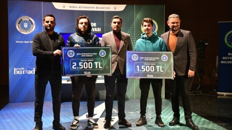 Büyükşehir Belediyesi tarafından düzenlenen e-spor turnuvasının final heyecanına ortak olan