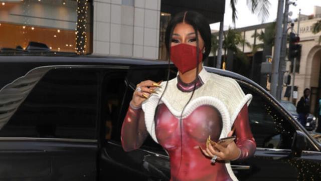 Alışverişe giderken giydiği kıyafet olay oldu Alışverişe giderken giydiği kıyafet olay oldu