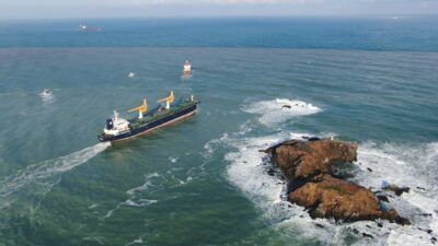 Riva’da sürüklenen kargo gemisi kurtarıldı