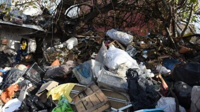 ‘Çöp ev’den 30 ton atık çıkarıldı