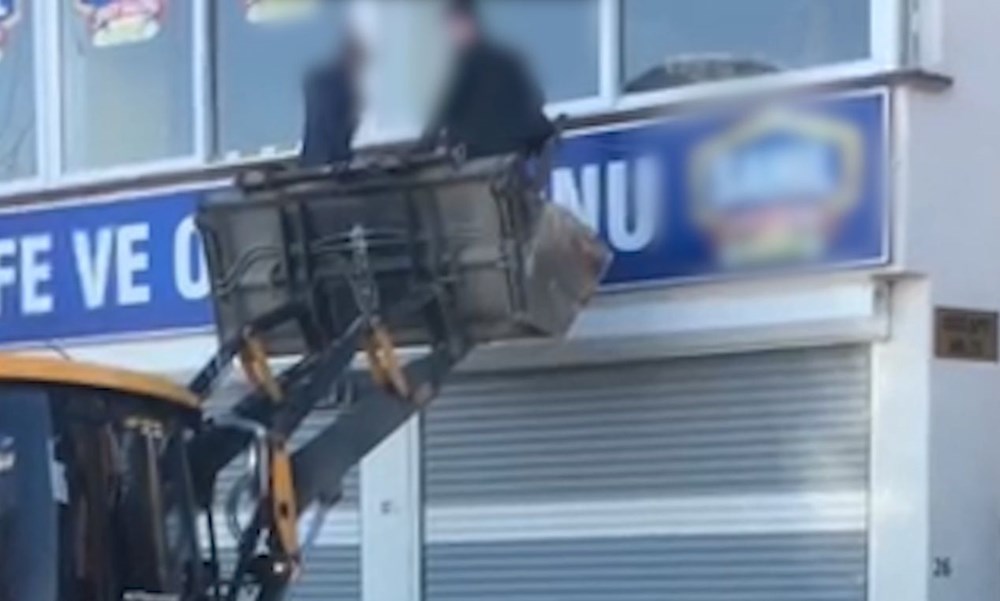 Oyun salonuna kepçeli baskın