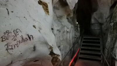 Yer: Bursa! 3 milyon yıllık… Duvarları yazı tahtasına döndü