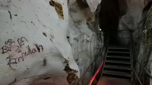 Yer: Bursa! 3 milyon yıllık… Duvarları yazı tahtasına döndü