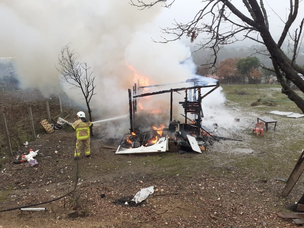 Elektrikli ısıtıcı barakayı küle döndürdü