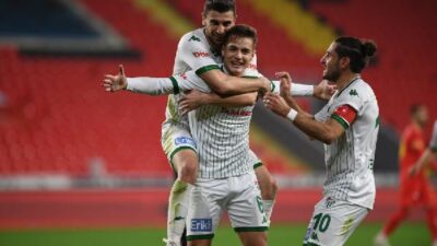 Timsah kupada eski günlerini arıyor