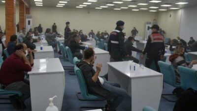 Maskeli, mesafeli, dezenfektanlı kumar salonuna kepçeyle girildi