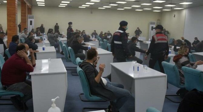 Maskeli, mesafeli, dezenfektanlı kumar salonuna kepçeyle girildi